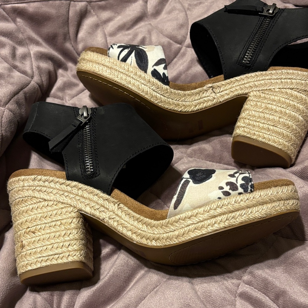 Tom’s Black and White Floral Women's Sandals - Picture 4 of 5